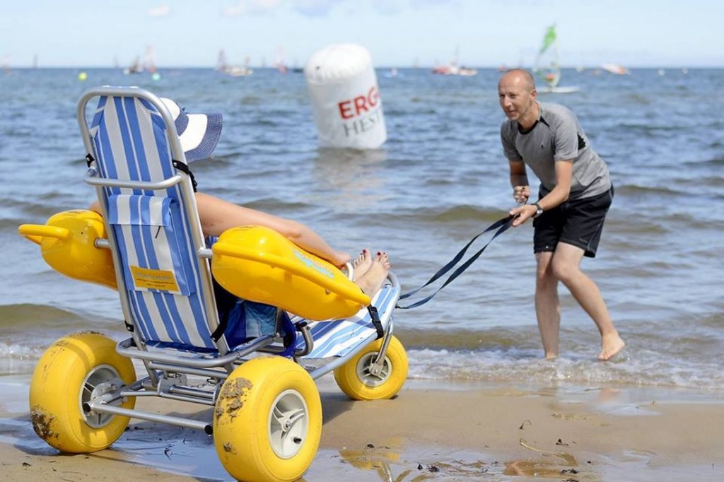 Rekreacja: Plaża SUPERgo w Sopocie z wózkiem do kąpieli dla osób niepełnosprawnych