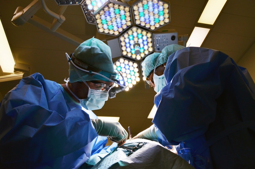 Zdrowie: Wybudzili pacjenta podczas operacji i usunęli mu guza mózgu