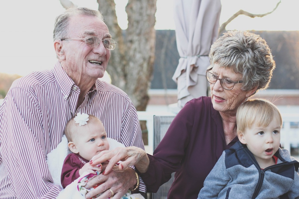 Senior: Współcześni dziadkowie i babcie. Ich rola nie do przecenienia