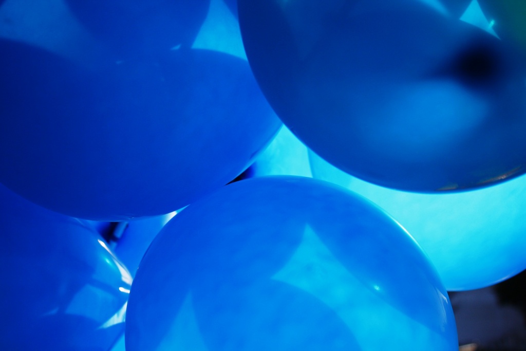 Elbląg: Przemarsz niebieskich balonów