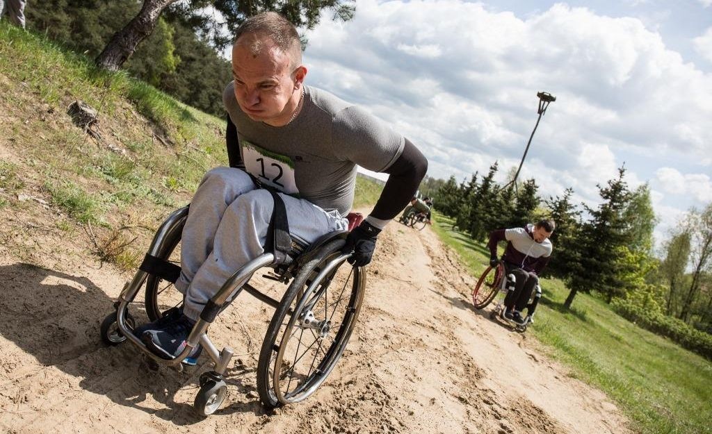 Sport: Pierwszy terenowy wyścig na wózkach