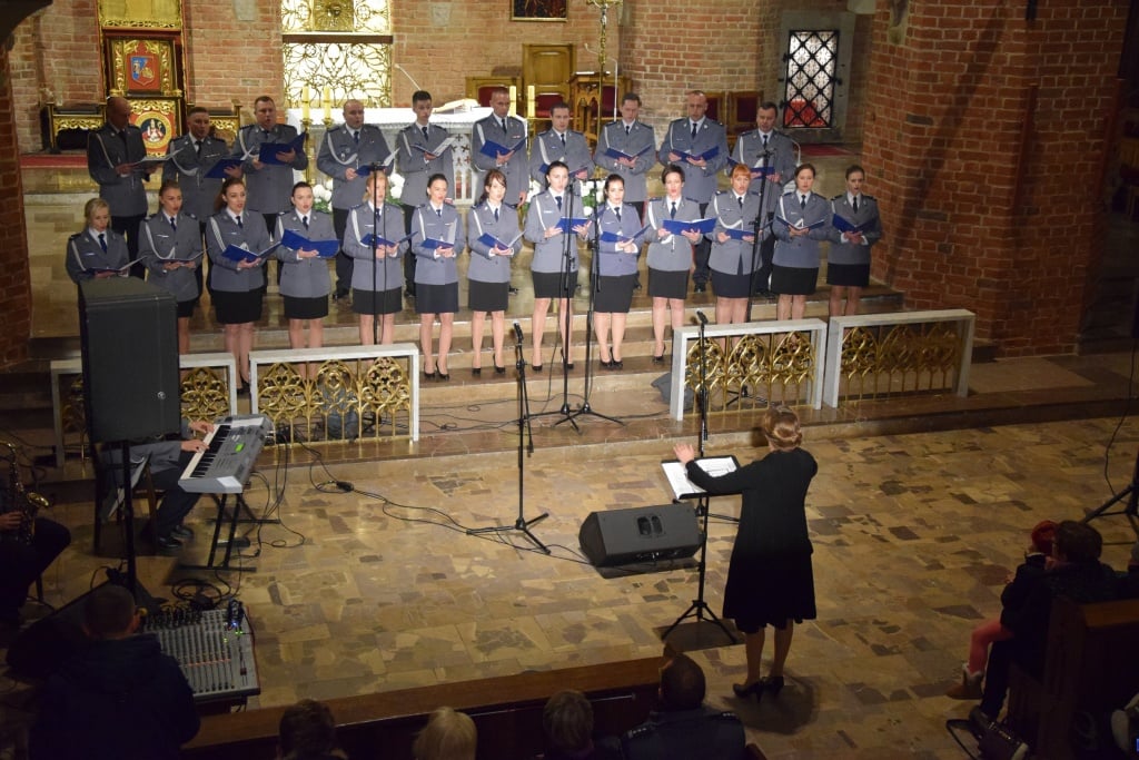 Elbląg: Chór Policji Garnizonu Warmińsko–Mazurskiego zaśpiewał w elbląskiej katedrze