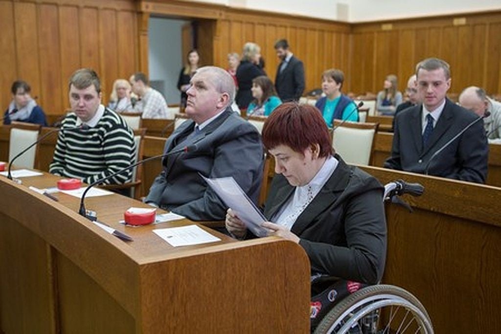 Toruń: O problemach osób z niepełnosprawnościami na sesji