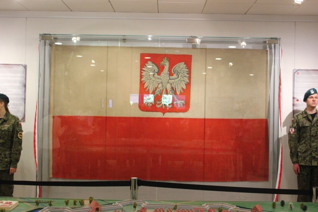 Elbląg: Historyczna flaga zawisła w Ratuszu Staromiejskim
