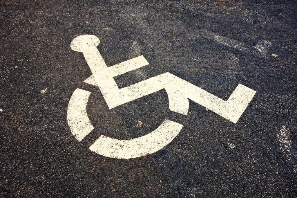 Prawo: Kto może parkować na miejscach dla niepełnosprawnych?