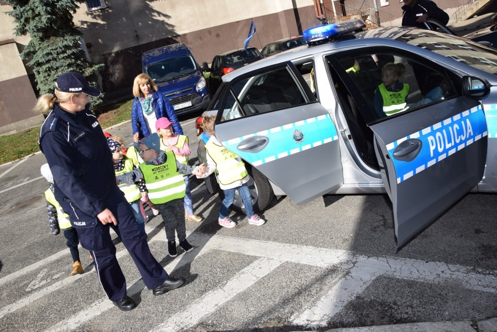 Elbląg: „Niebieski tydzień” – dzieci poznają pracę policjantów