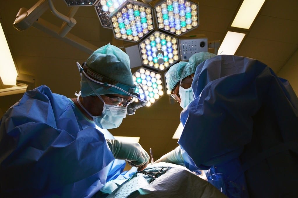 Pomocna technika: Szybsze operacje okulistyczne i neurochirurgiczne dzięki technologii z UW
