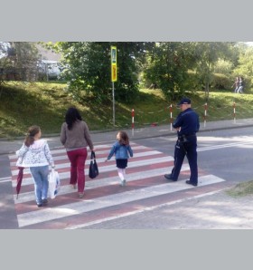 W trosce o bezpieczeństwo dzieci policyjna akcja „Bezpieczna droga do szkoły”