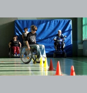 Niepełnosprawni z Malborka uczą się jak pokonywać bariery architektoniczne