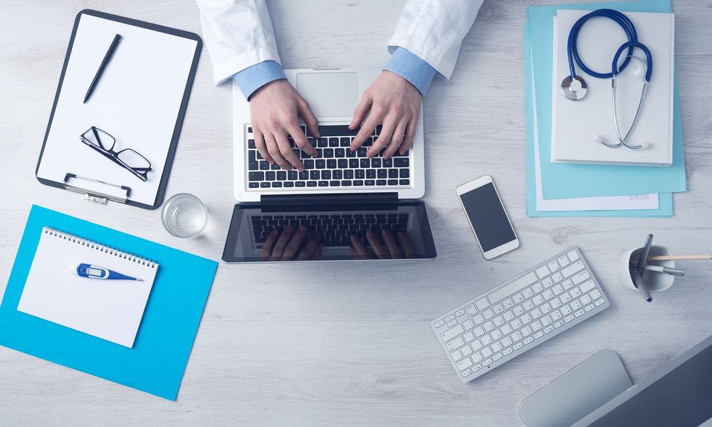 Lekarskie konsultacje online pozwalają uniknąć wizyt w przychodni. Są coraz popularniejsze