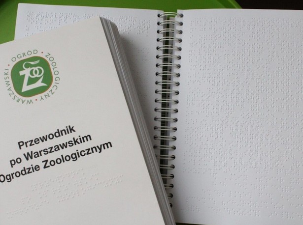 Przewodnik warszawskiego zoo wydany w alfabecie Braille'a
