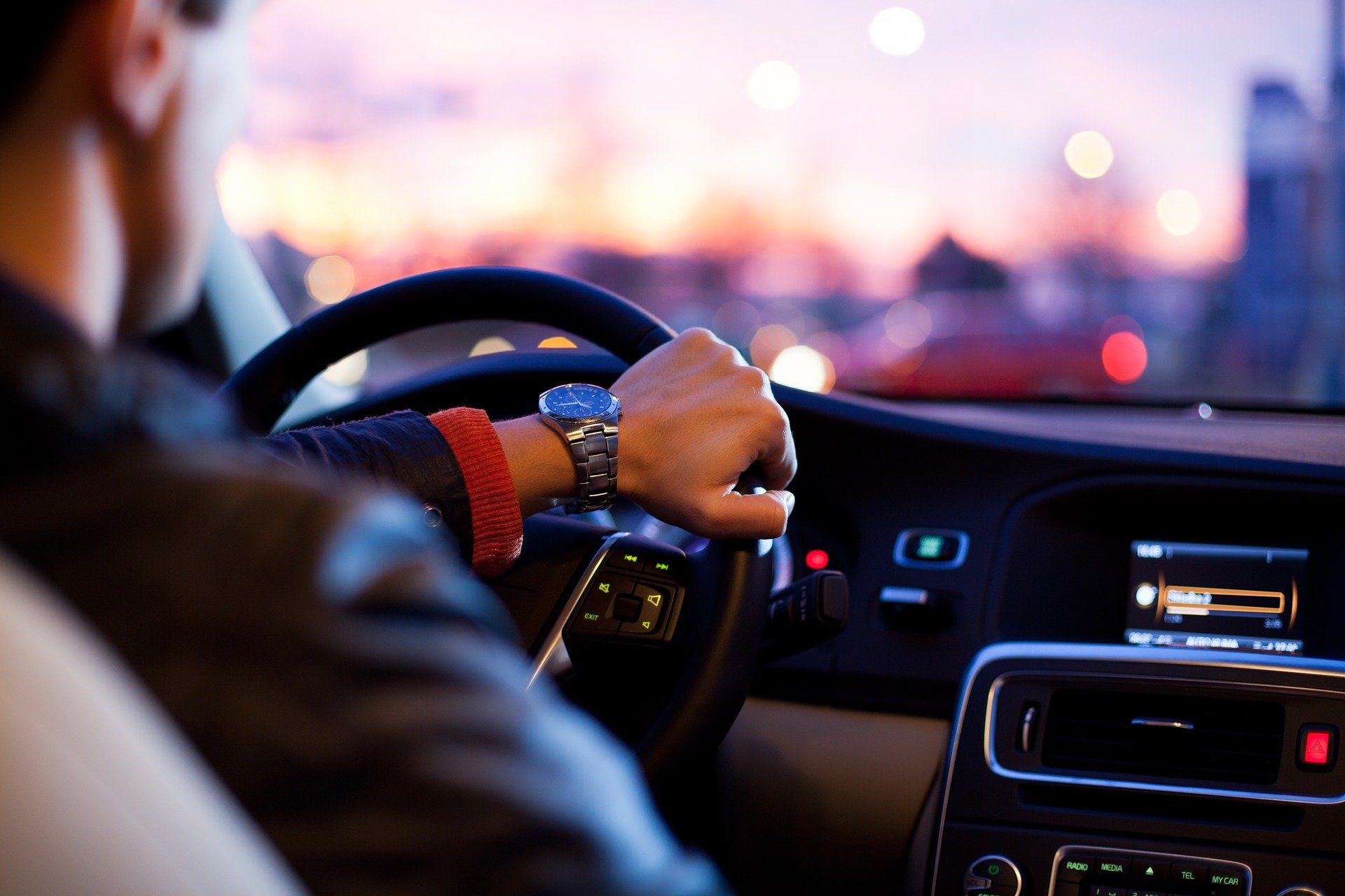 Ekspert: muzyka słuchana w trakcie jazdy wpływa na nasze bezpieczeństwo