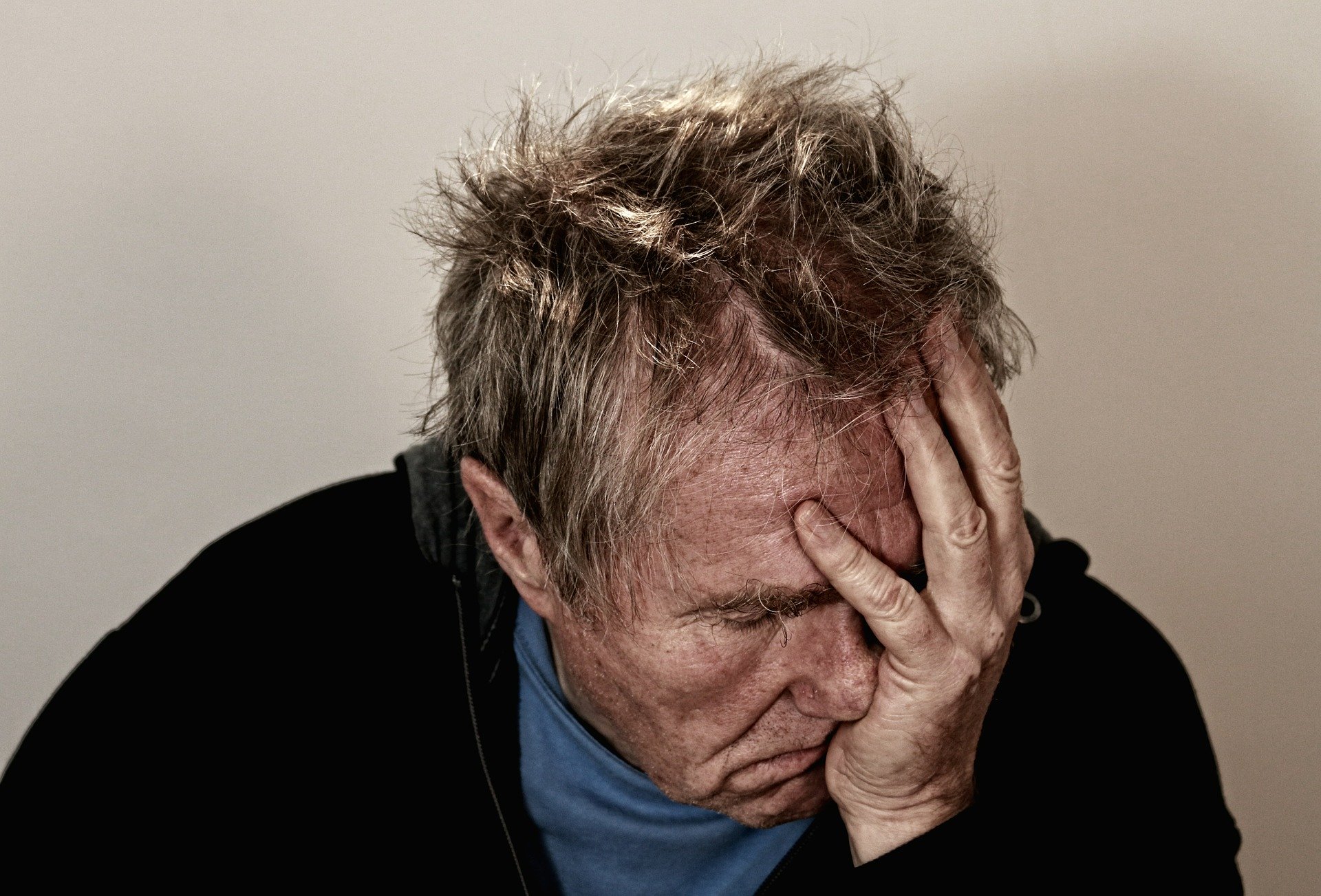 Psychiatra: Depresja u mężczyzn może się objawiać agresją