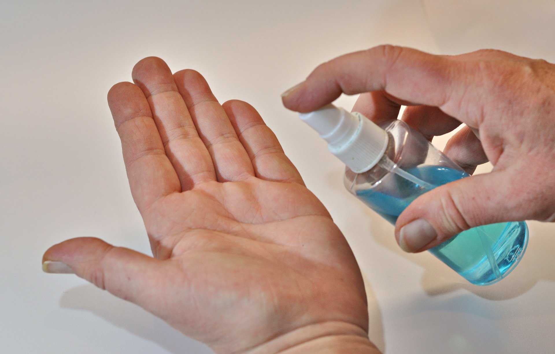 Wiceprezes NRPiP: Do dezynfekcji rąk należy stosować preparaty biobójcze