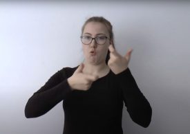 O koronawirusie w języku migowym