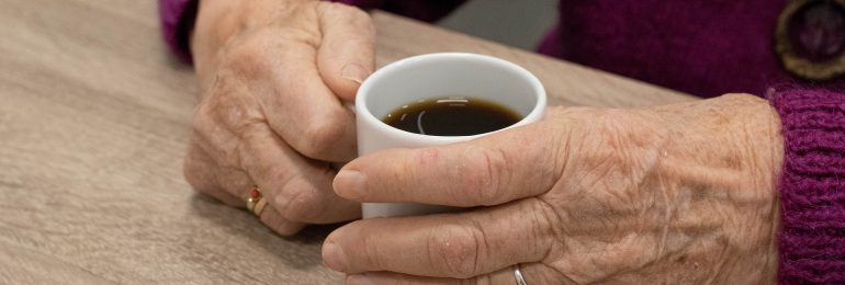 Coraz więcej osób choruje na alzheimera. Ryzyko wystąpienia tej choroby ogranicza kawa?