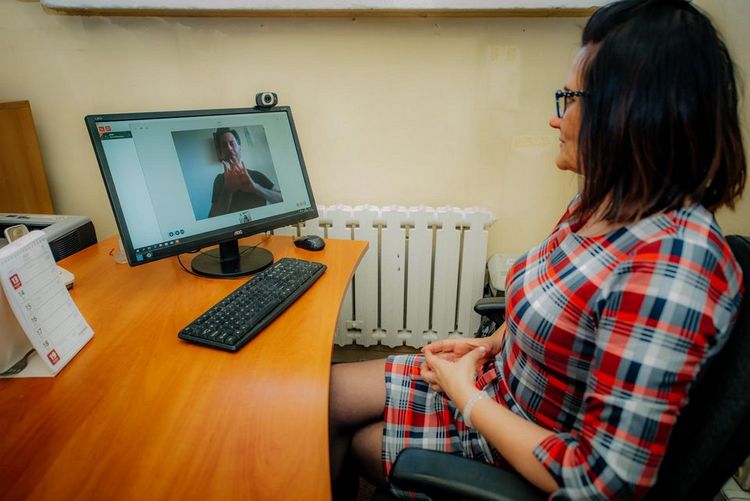 Łódź: Wideotłumacz języka migowego dla osób głuchych w 38 miejskich poradniach