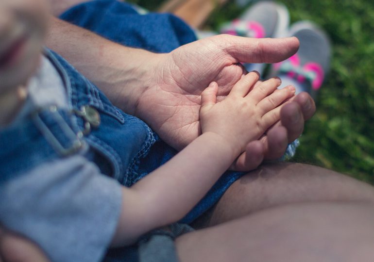 Zaledwie 1 proc. ojców korzysta z urlopu rodzicielskiego, a tylko ponad połowa z ojcowskiego
