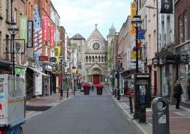 W. Brytania: Irlandia Północna zniosła niemal wszystkie restrykcje covidowe