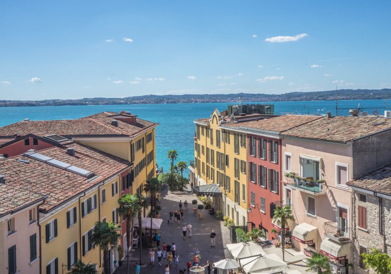Włochy: W Lombardii bez maseczki na otwartej przestrzeni. Warunkiem dystans
