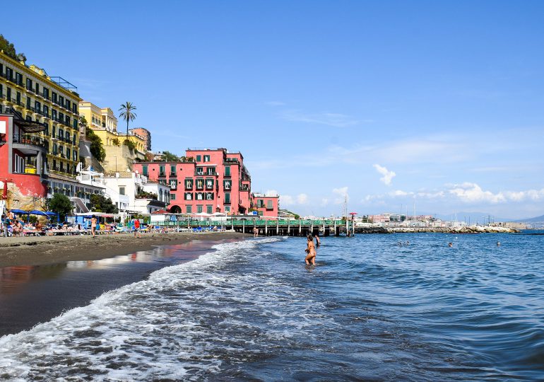 Włochy: Tłumy turystów na Capri, burmistrz prosi policję o pomoc