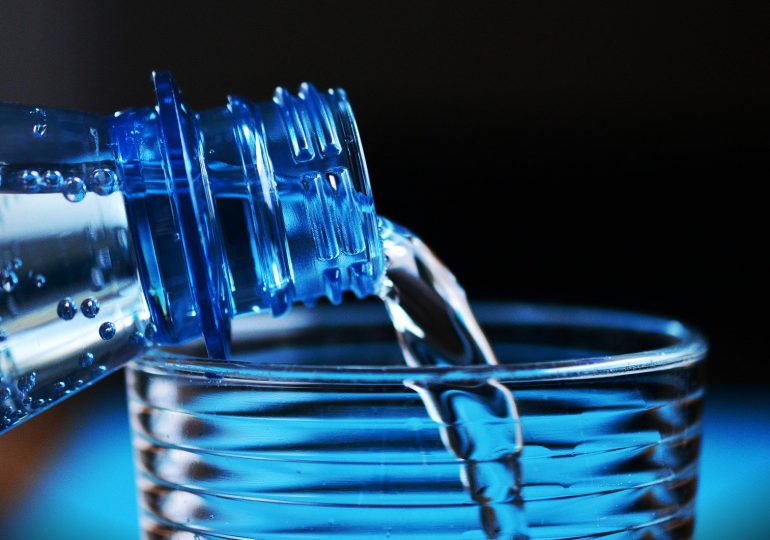 Łódź: Uniwersytet Medyczny rezygnuje z zakupu wody w butelkach PET