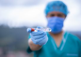 Włochy: Od rozpoczęcia szczepień odsetek zakażeń wśród medyków spadł o połowę