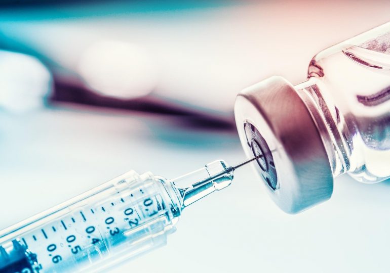 NFZ: Do 6 stycznia dopuszczalne szczepienie rodzin pracowników szpitali i pacjentów
