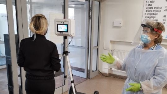 Łódź: Maszyna mierzy temperaturę pacjentów wchodzących do miejskiej przychodni