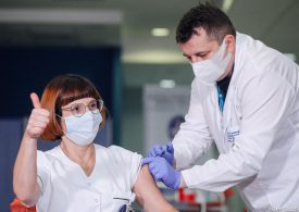 Pielęgniarka jako pierwsza zaszczepiona przeciw COVID-19: Ufam ekspertom, wszyscy powinni