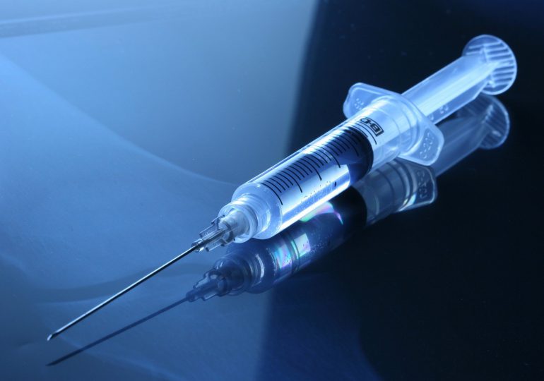 KE opublikowała kontrakt z AstraZeneca na dostawy szczepionek. Spór trwa