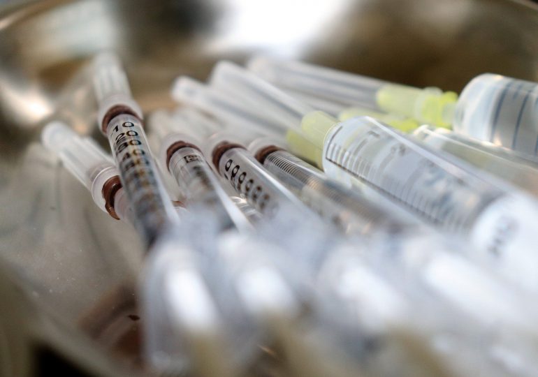 Wielkopolskie: 59-letni lekarz chciał po raz trzeci zaszczepić się na COVID-19, podając dane innej osoby