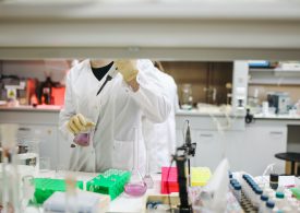 W. Brytania: Naukowcy przyglądają się nowej odmianie wariantu Delta koronawirusa