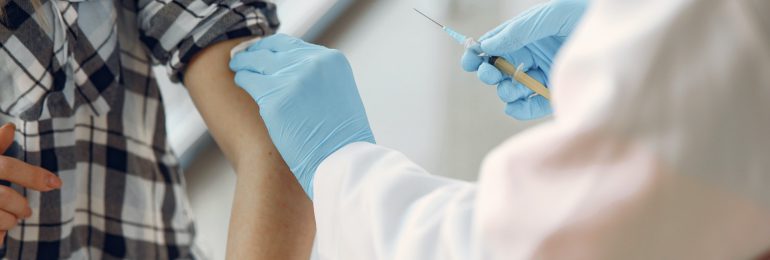 Dawkę przypominającą szczepionki przeciw COVID-19 przyjęło ponad 7,6 mln Polaków