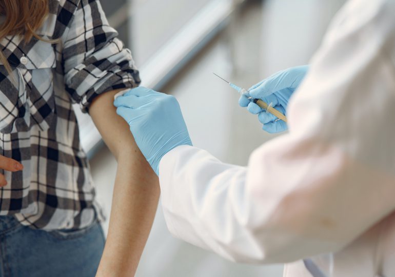 Dawkę przypominającą szczepionki przeciw COVID-19 przyjęło ponad 7,6 mln Polaków