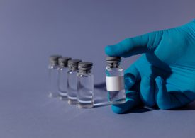 EMA o szczepionce J&J: Możliwy związek z bardzo rzadkimi przypadkami nietypowych zakrzepów krwi