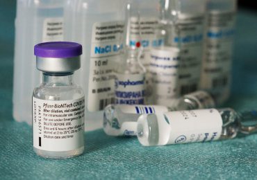 Wirusolog: Nie ma znaczenia, którą wersją nowej szczepionki przeciw COVID-19 się zaszczepimy