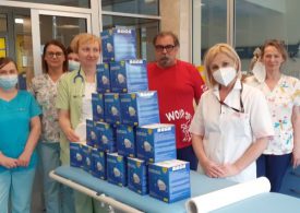 Kraków: Ponad 14 tys. maseczek dzięki sprzedaży kalendarza „Lekarze jak z bajki”