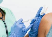 Prawo.pl: przepisy utrudniają nastolatkom dostęp do szczepień przeciw COVID-19