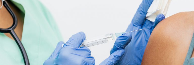 Rzecznik MZ apeluje do seniorów o przepisywanie się na wcześniejsze terminy szczepień