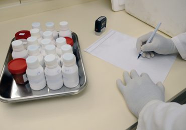 PPOZ: Docierają do nas szczątkowe i niepotwierdzone dane o stosowaniu molnupiraviru