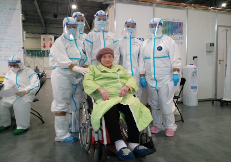 Poznań: Szpital tymczasowy opuściła 101-latka, która wygrała z COVID-19