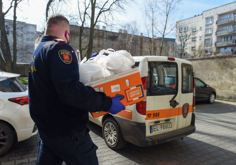 Łódź: MOPS i Straż Miejska dowożą obiady do domów seniorów