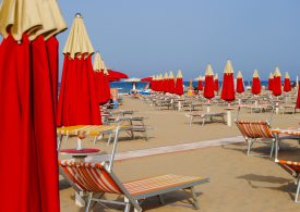 Włochy: Kilka regionów chce szczepić turystów przebywających u nich na urlopie