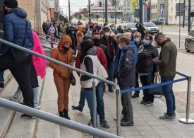 Olsztyn: Ogromna kolejka do mobilnego punktu szczepień