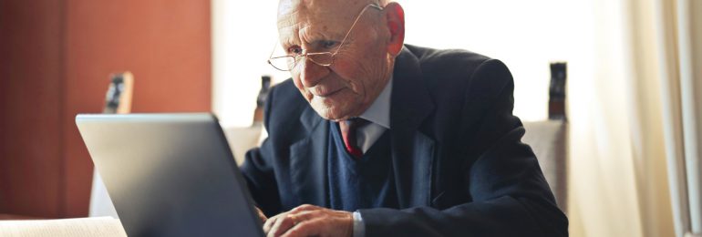 Pomorscy seniorzy coraz bardziej cyfrowi – ponad 80 proc. z nich wybiera przelew z ZUS