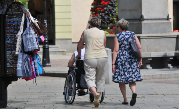 RPO: Dlaczego członkowie rodzin osób z niepełnosprawnościami nie mogą być ich asystentami?