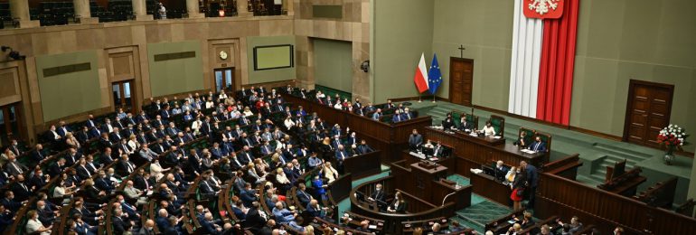 Sejm za wzrostem nakładów na zdrowie i karaniem atakujących personel punktów szczepień