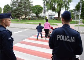 Policjanci na przejściach dla pieszych przy szkołach