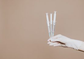 Brytyjscy naukowcy: Dwie dawki szczepionki nie chronią przed wariantem Omikron